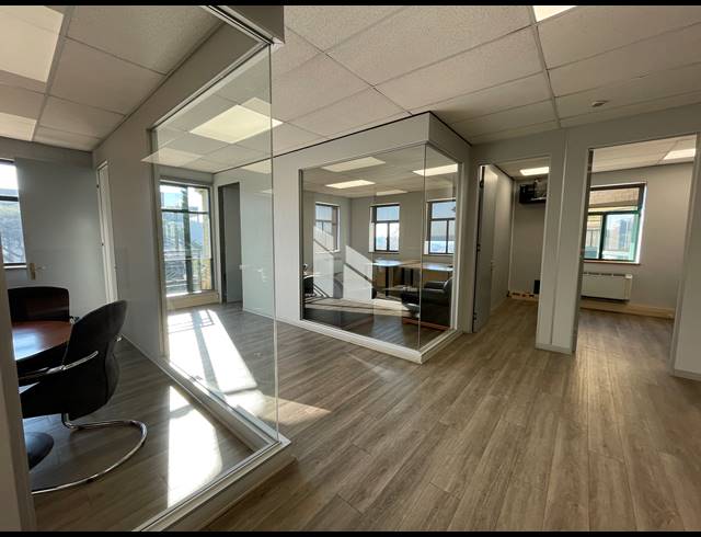 160M² OFFICE TO LET IN LYME PARK